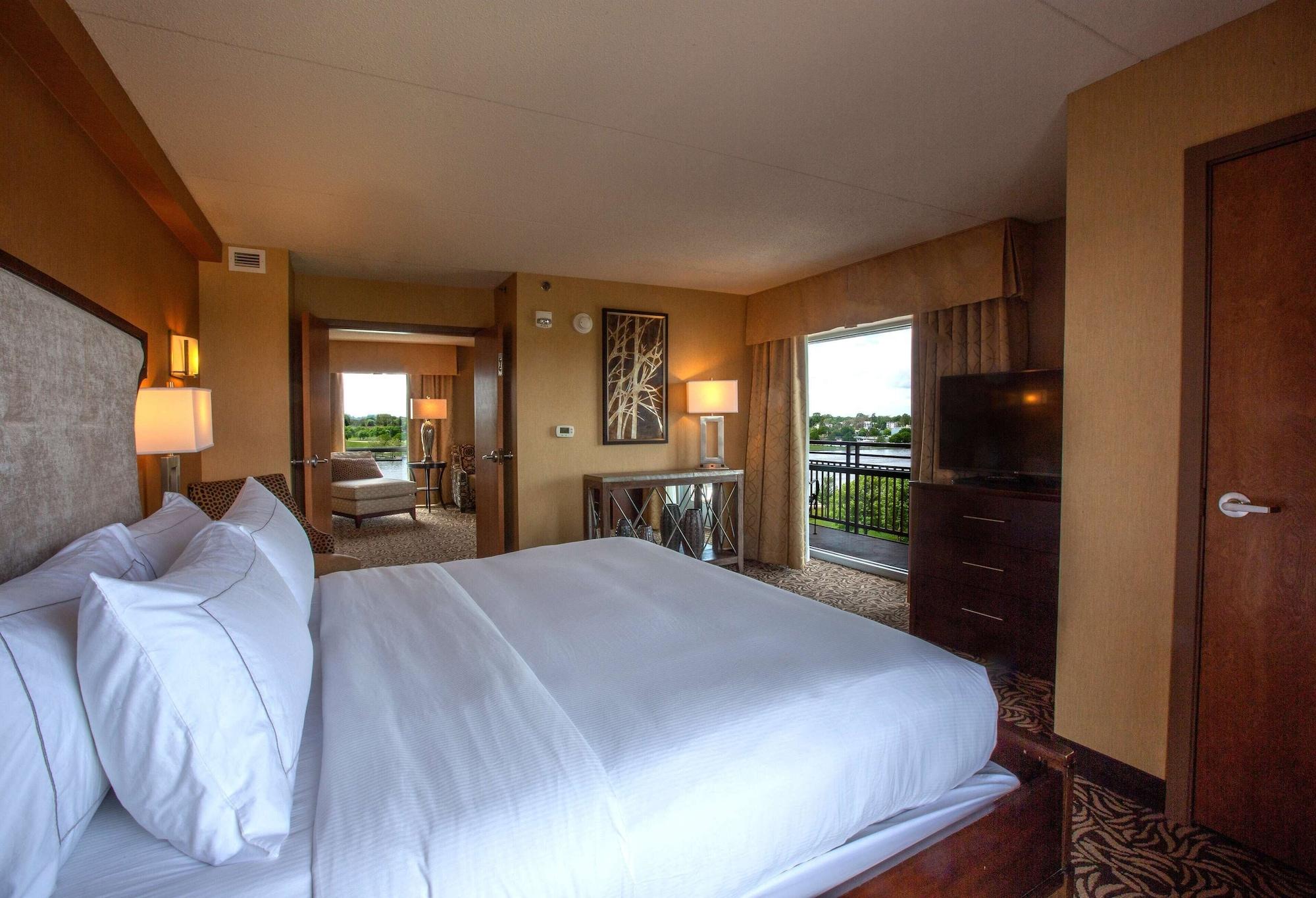 Doubletree By Hilton Bay City - Riverfront Екстериор снимка