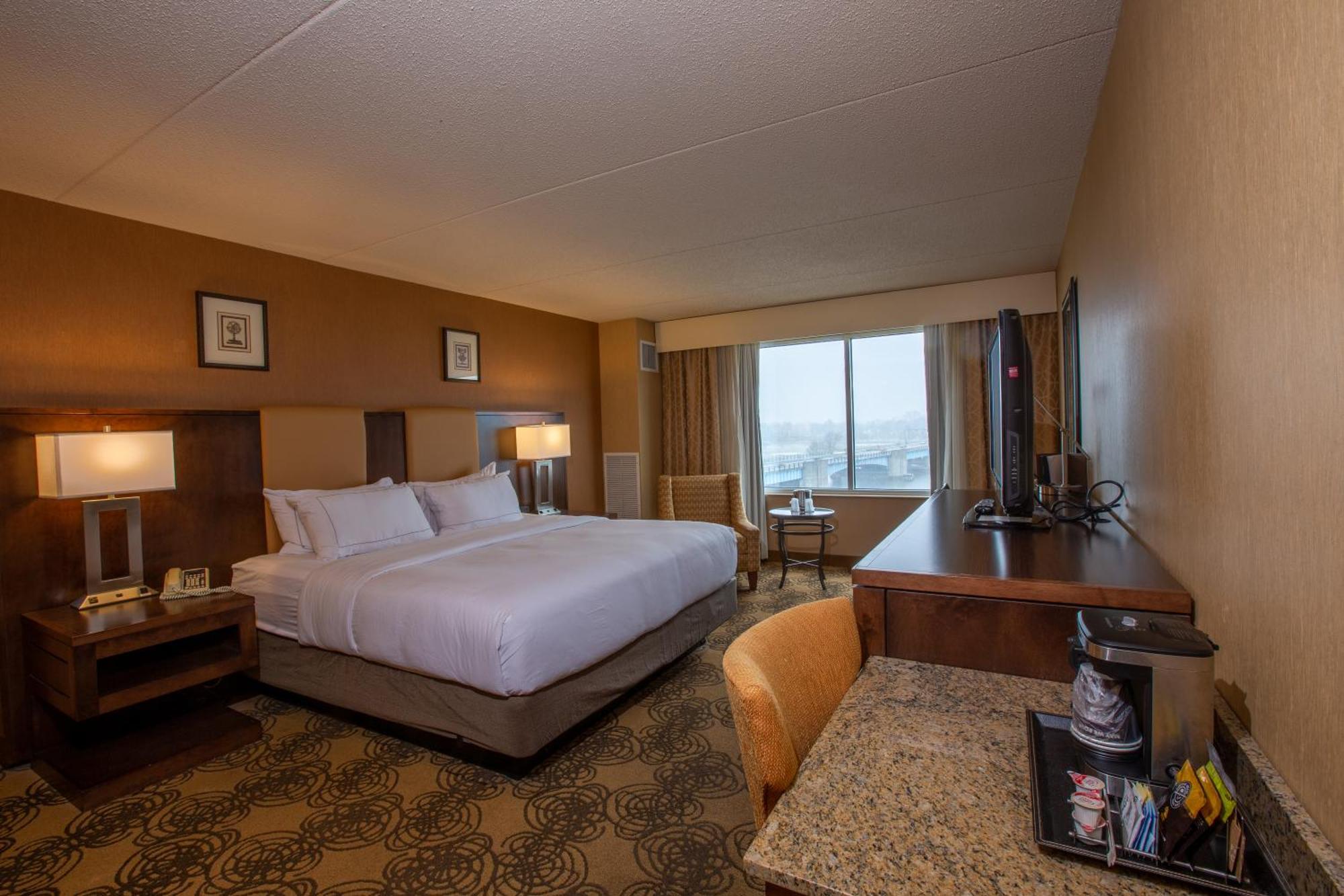 Doubletree By Hilton Bay City - Riverfront Екстериор снимка