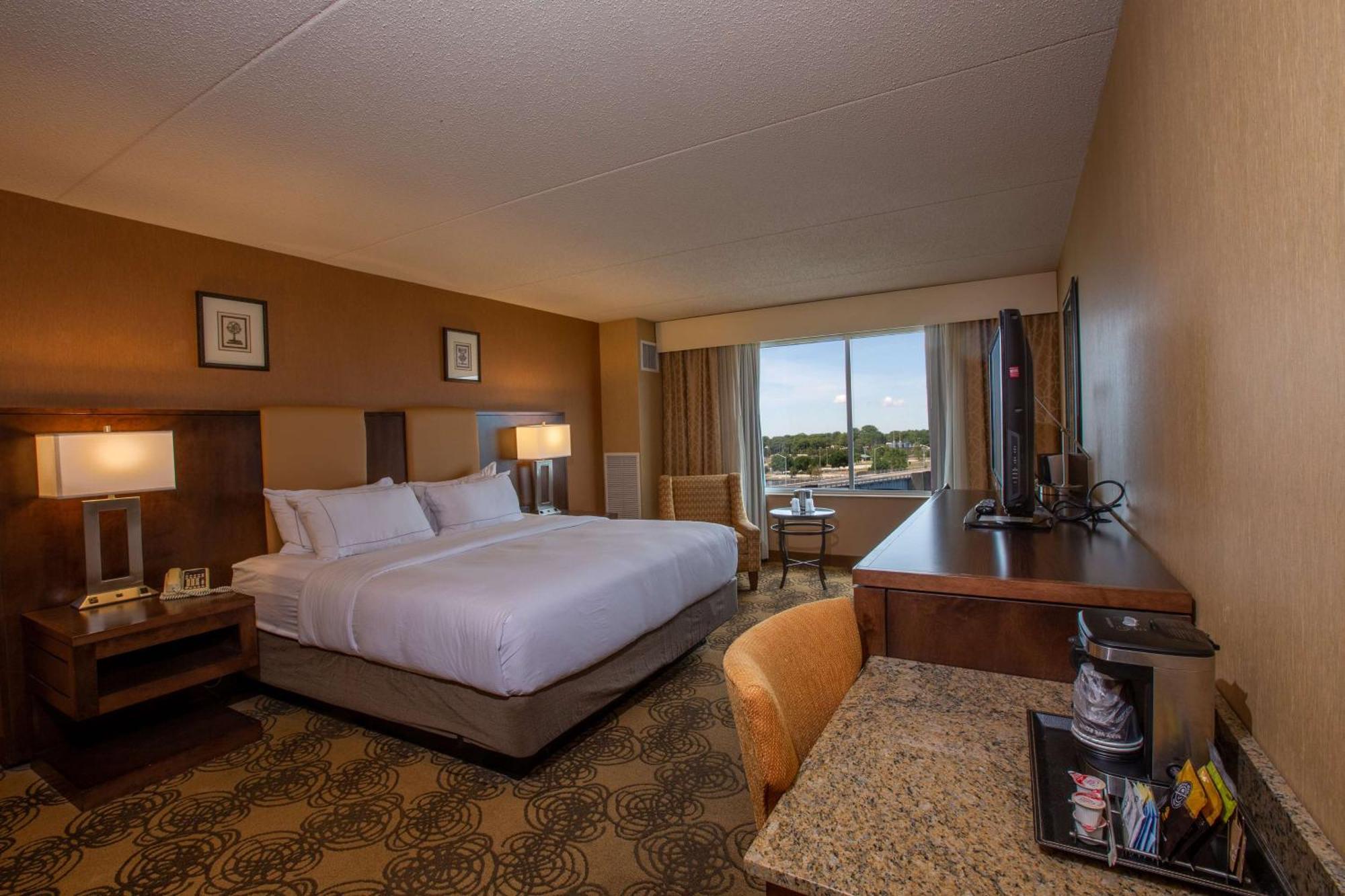Doubletree By Hilton Bay City - Riverfront Екстериор снимка