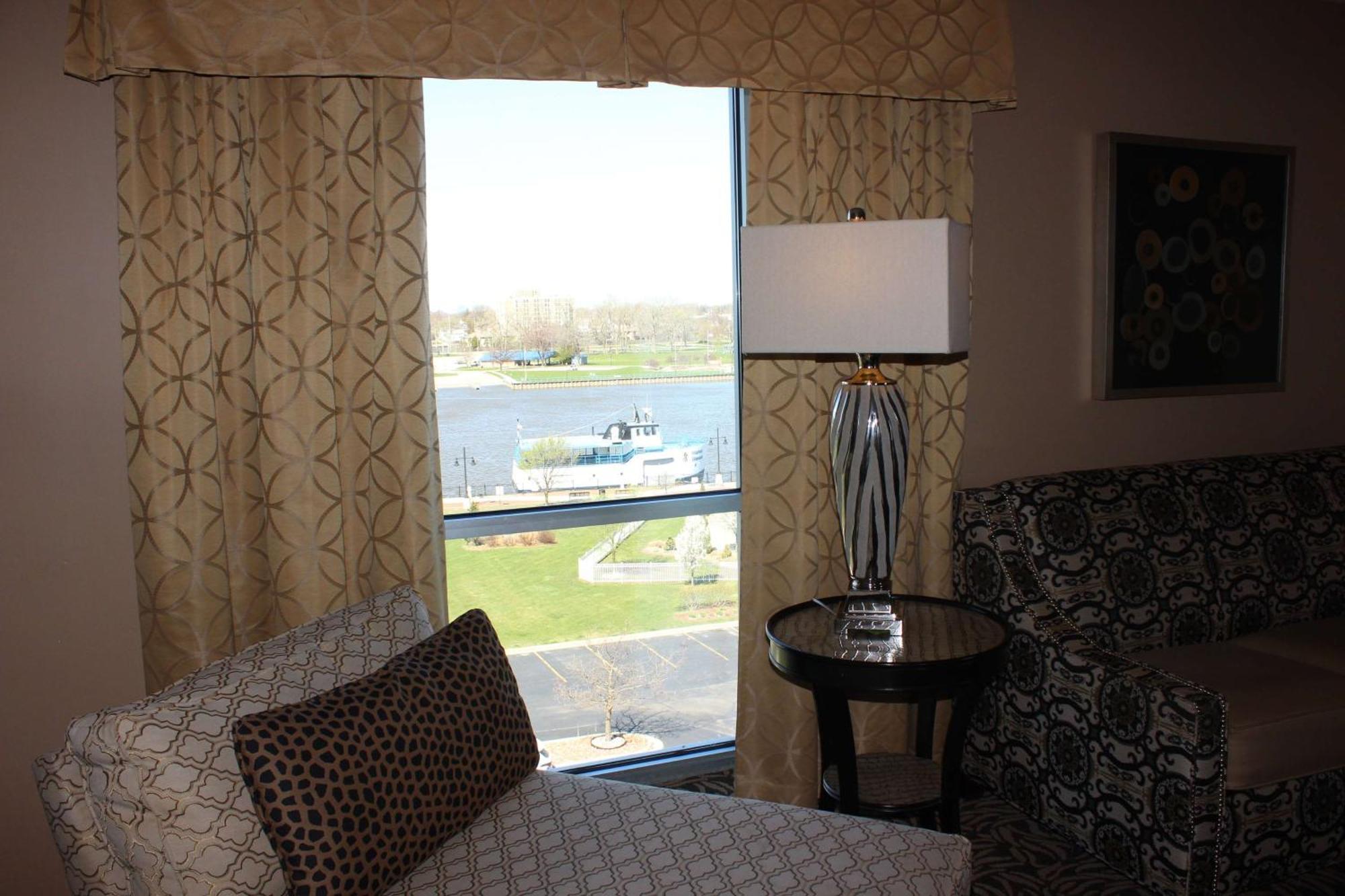Doubletree By Hilton Bay City - Riverfront Екстериор снимка