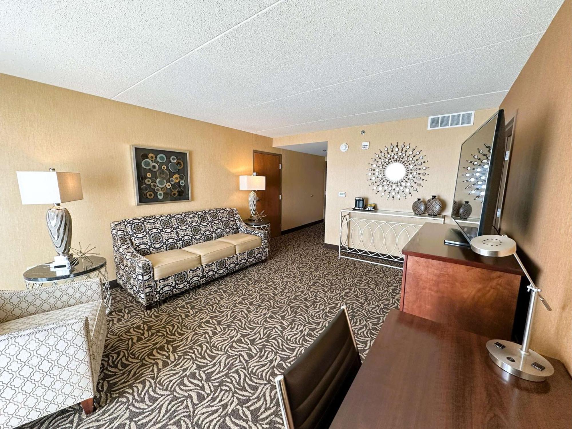 Doubletree By Hilton Bay City - Riverfront Екстериор снимка
